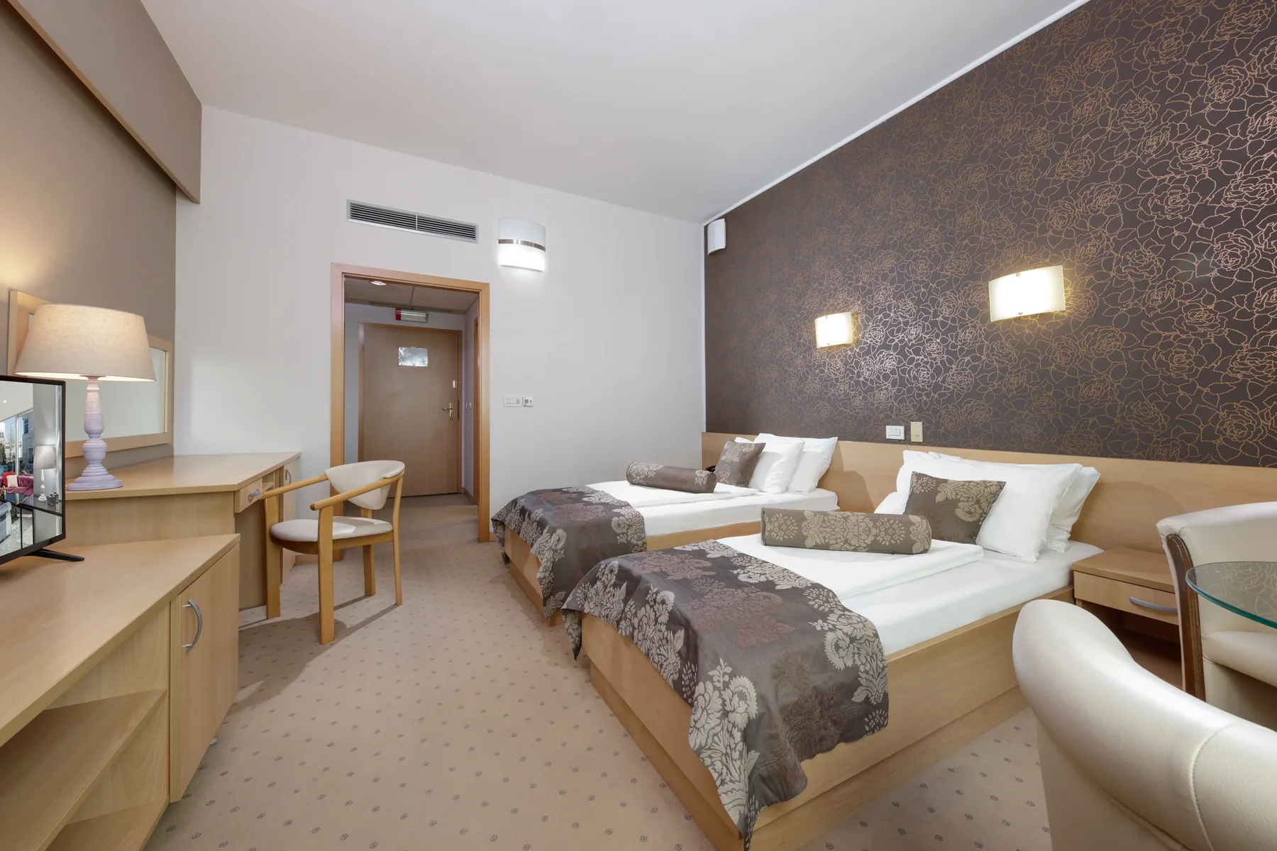 Hotelska soba s radnim stolom